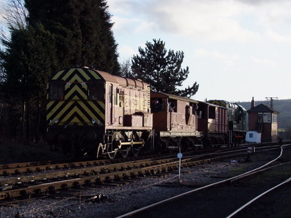 08683 and D4157 provide brake van rides in Toddington Yard