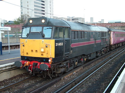 31452 prepares to haul 2V85 back to Bristol Temple Meads