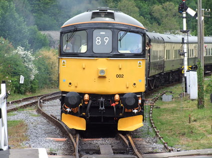 33002 crawls into Staverton