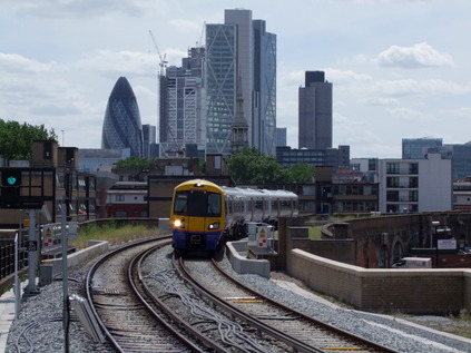 378138 arrives at Hoxton