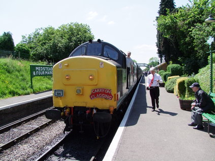 37905 arrives at Medstead & Four Marks