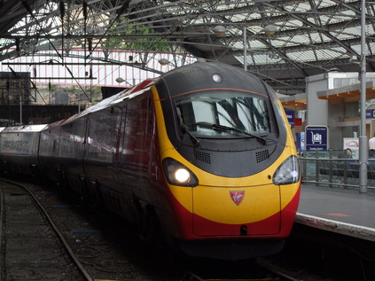 390009 'Treaty of Union' snakes into Liverpool Lime Street