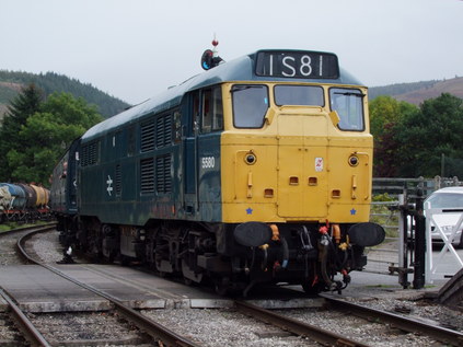 D5580 arrives at Glyndyfrdwy with a service to Carrog