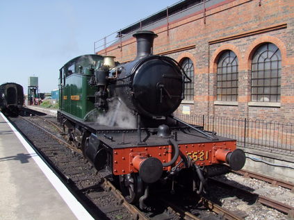 5521 runs around at Tunbridge Wells West